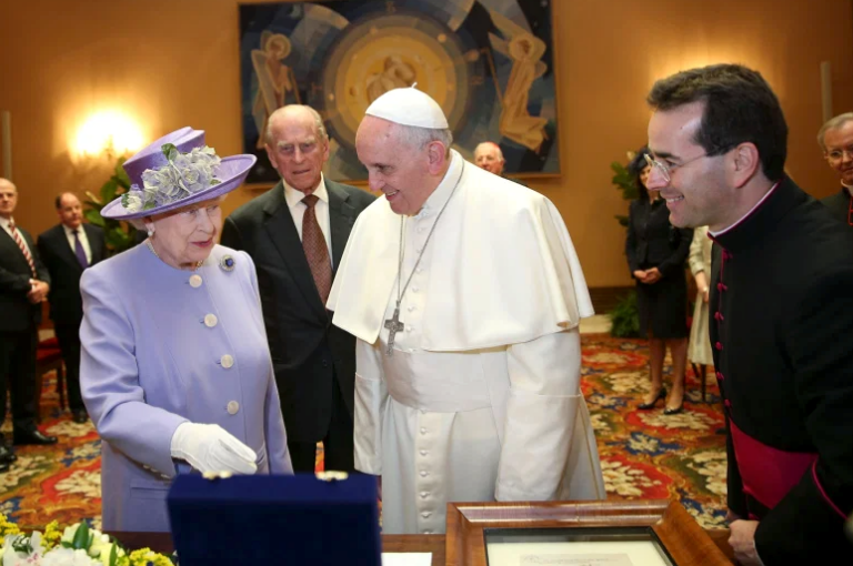 Pope sends condolences to the Queen