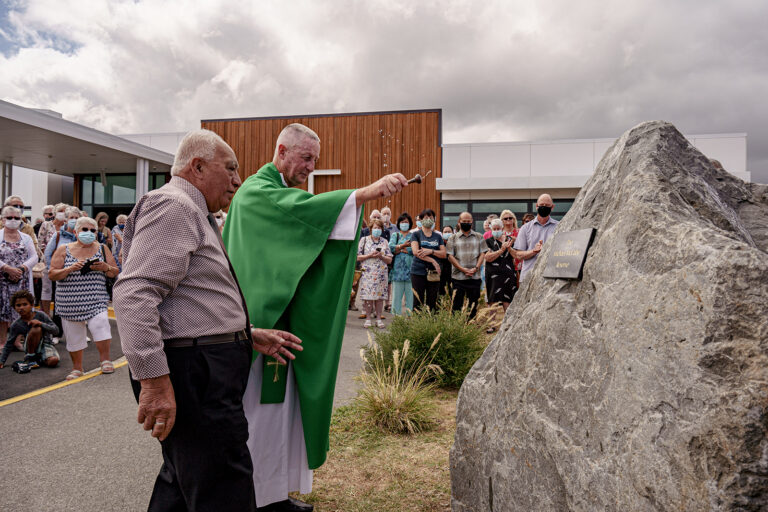Hundreds farewell Kāpiti parish priest
